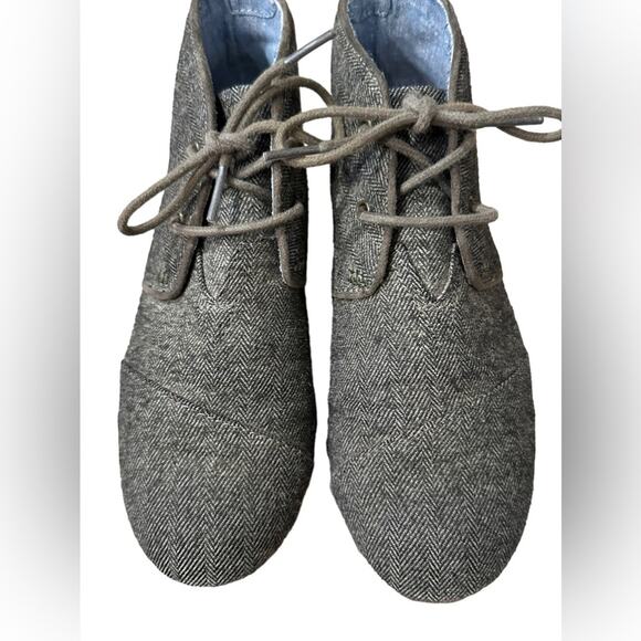 Tom's Gray Herringbone Wedge Booties in a Womens Size 5 - Picture 2 of 8